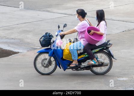 SAMUT PRAKAN, THAILAND, SEP 29 2022, wo Frauen auf dem Motorrad auf der Straße fahren. Stockfoto