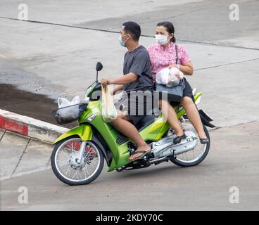 SAMUT PRAKAN, THAILAND, SEP 29 2022, das Paar fährt auf dem Motorrad auf der Straße. Stockfoto