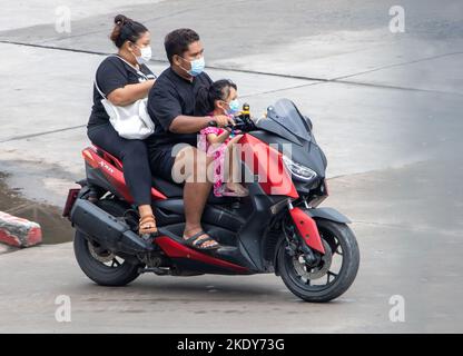 SAMUT PRAKAN, THAILAND, SEP 29 2022, Ein Elternteil fährt mit einem Mädchen ein Motorrad Stockfoto