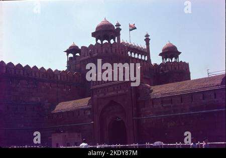 Das Rote Fort oder Lal Qila ist ein historisches Fort in Alt-Delhi, Delhi in Indien, das als die Hauptresidenz der Mogulherrscher diente. Red Fort, auch als Lal Qalʿah, auch geschrieben Lal Kila oder Lal Qila, Mogul-Fort in Old Delhi, Indien. Es wurde von Shah Jahān in der Mitte des 17.. Jahrhunderts erbaut und ist bis heute eine wichtige Touristenattraktion. Die Festung wurde 2007 zum UNESCO-Weltkulturerbe ernannt. Stockfoto