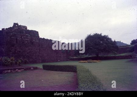 Devagiri Fort, auch bekannt als Daulatabad oder Deogiri, ist eine historische befestigte Zitadelle im Dorf Devagiri in der Nähe von Sambhaji Nagar, Maharashtra, Indien. Es war die Hauptstadt der Yadava-Dynastie, für eine kurze Zeit die Hauptstadt des Sultanats Delhi und später eine sekundäre Hauptstadt des Sultanats Ahmadnagar. Stockfoto