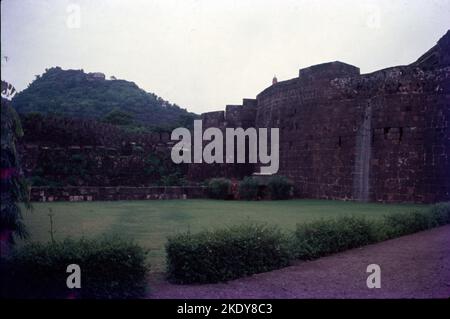 Devagiri Fort, auch bekannt als Daulatabad oder Deogiri, ist eine historische befestigte Zitadelle im Dorf Devagiri in der Nähe von Sambhaji Nagar, Maharashtra, Indien. Es war die Hauptstadt der Yadava-Dynastie, für eine kurze Zeit die Hauptstadt des Sultanats Delhi und später eine sekundäre Hauptstadt des Sultanats Ahmadnagar. Stockfoto