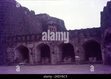 Devagiri Fort, auch bekannt als Daulatabad oder Deogiri, ist eine historische befestigte Zitadelle im Dorf Devagiri in der Nähe von Sambhaji Nagar, Maharashtra, Indien. Es war die Hauptstadt der Yadava-Dynastie, für eine kurze Zeit die Hauptstadt des Sultanats Delhi und später eine sekundäre Hauptstadt des Sultanats Ahmadnagar. Stockfoto