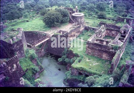 Devagiri Fort, auch bekannt als Daulatabad oder Deogiri, ist eine historische befestigte Zitadelle im Dorf Devagiri in der Nähe von Sambhaji Nagar, Maharashtra, Indien. Es war die Hauptstadt der Yadava-Dynastie, für eine kurze Zeit die Hauptstadt des Sultanats Delhi und später eine sekundäre Hauptstadt des Sultanats Ahmadnagar. Stockfoto