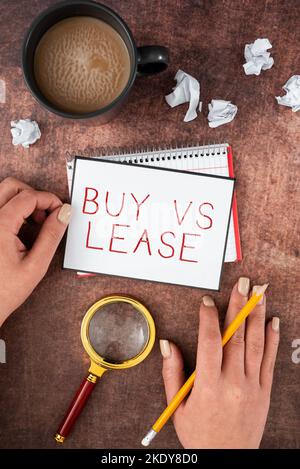 Zeichen anzeigen Kaufen vs Leasing, Internet-Konzept besitzen etwas gegen leihen es Vorteile Nachteile Stockfoto