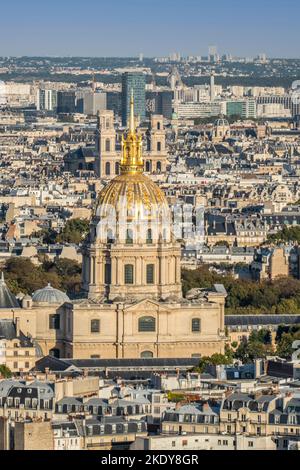 Luftaufnahme der goldenen Kuppel des Invalides in Paris Stockfoto