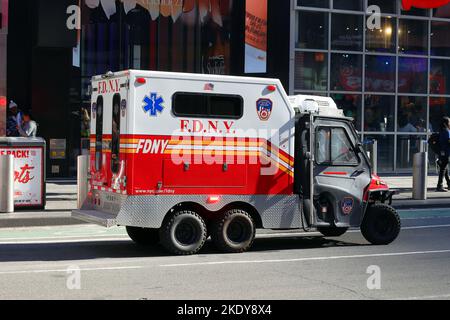 Ein FDNY EMS ASAP Mini-Krankenwagen im Times Square, New York. Der speziell angefertigte Polaris 6x6 UTV ist für den Menschen durch den Times Square-Verkehr konzipiert. Stockfoto