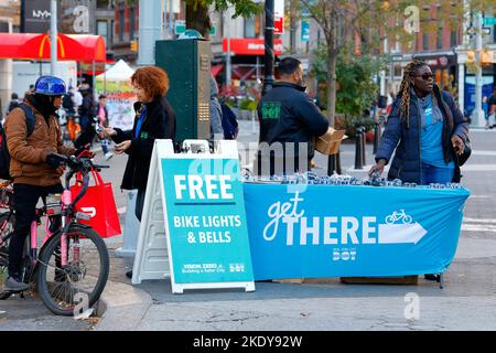 Mitarbeiter des NYC DOT verteilen kostenlose Fahrradlichter und Glocken bei einer öffentlichen Veranstaltung im Rahmen ihrer Kampagnen „Get There“ und „Vision Zero“.