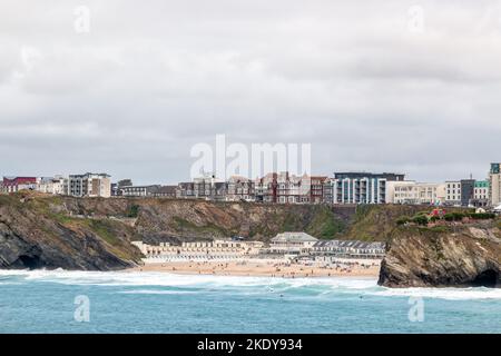 Blick auf den Tolcarne Beach in Newquay, Cornwall, Großbritannien Stockfoto