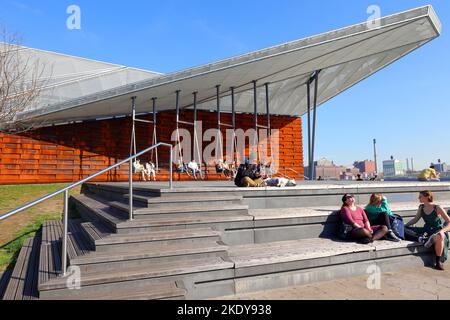 Porch Swings am Pier 35 entlang der East River Waterfront Esplanade, New York City. Stockfoto