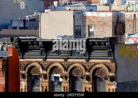 Die dekorative Fassade eines New Yorker „Old Law“-Mietshauses aus dem Jahr 1891 im Viertel Chinatown/Two Bridges in Manhattan. Stockfoto