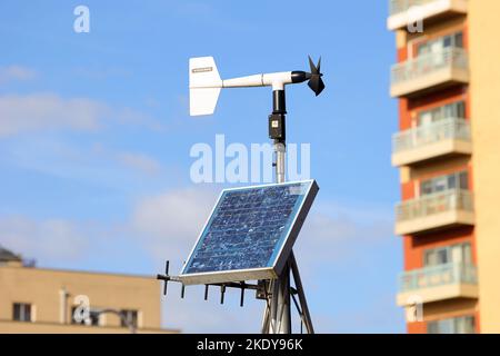 Eine solarbetriebene Wetterstation mit einem RM Young Windüberwachungssensor und einer Antenne. Der Windmonitor ist ein Windmühlenanemometer. Stockfoto