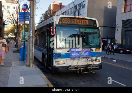 Ein MTA NYC Transit Q50 Limited Bus mit Fahrradträger. Der Bus fährt über die MTA-eigene Whitestone Bridge, die keine Gehwege hat ... Stockfoto