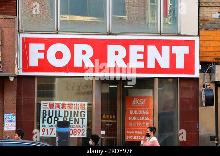 Menschen, die an einem Gebäude mit einem großen „for Rent“-Schild in Manhattan, Chinatown, New York, vorbeigehen. 6. November 2022. Stockfoto