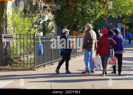 Eine ältere Chinesisch-Amerikanerin kämpft am 6. November 2022 für die Kandidatin Helen Qiu in der Nähe einer Wahlstation in Manhattan Chinatown, New York. Stockfoto