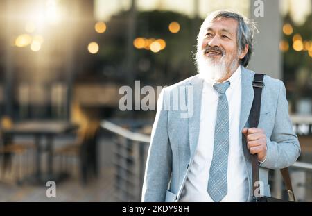 Geschäftsmann, Denken und Vision oder Idee in der Stadt für Karriere Ehrgeiz, Erfolg oder Mission im Freien. Älterer Mann in Gedanken für die Wirtschaft Stockfoto