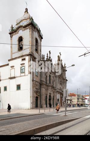 Porto, Portugal - 03 2018. Juni: Die Kirche der Unbeschuhten Karmeliten (Igreja dos Carmelitas Descalços) ist ein ehemaliges Kloster aus dem Jahr 1600s mit einer üppigen Gilde Stockfoto