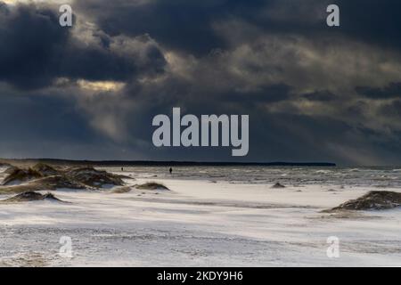 Windiger Wintertag an der Ostsee neben Liepaja, Lettland. Stockfoto