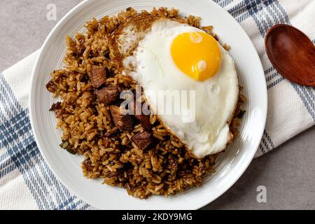 Nasi Goreng, gebratenes Fleisch, Gemüse und Reis in süßer Sojasauce Stockfoto