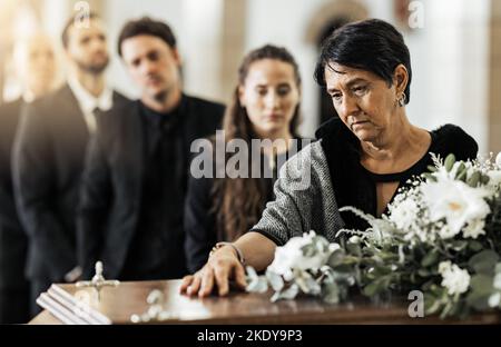 Beerdigung, Tod und Sarg in der Kirche oder christlichen Familie versammeln sich zur Unterstützung. Religion, traurige Menschen und trauernden Verlust oder religiös katholisch Stockfoto