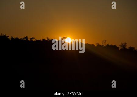 Ein atemberaubender Sonnenuntergang in den Bergen des Waterbergs im Osten Südafrikas. Stockfoto