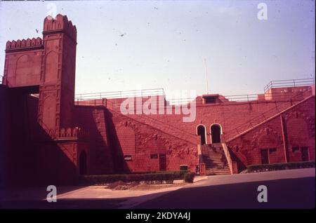 Das Rote Fort oder Lal Qila ist ein historisches Fort in Alt-Delhi, Delhi in Indien, das als die Hauptresidenz der Mogulherrscher diente. Red Fort, auch als Lal Qalʿah, auch geschrieben Lal Kila oder Lal Qila, Mogul-Fort in Old Delhi, Indien. Es wurde von Shah Jahān in der Mitte des 17.. Jahrhunderts erbaut und ist bis heute eine wichtige Touristenattraktion. Die Festung wurde 2007 zum UNESCO-Weltkulturerbe ernannt. Stockfoto