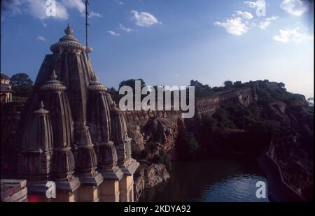 Die Chittorgarh, auch bekannt als Chittod Fort, ist eine der größten Festungen in Indien. Es ist ein UNESCO-Weltkulturerbe. Die Festung war die Hauptstadt von Mewar und befindet sich in der heutigen Stadt Chittorgarh. Stockfoto