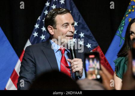 Las Vegas, Usa. 08.. November 2022. Der Kandidat des republikanischen Senats von Nevada, Adam Laxalt, spricht in der Nacht zur Halbzeitwahl mit Unterstützern in Las Vegas. Kredit: SOPA Images Limited/Alamy Live Nachrichten Stockfoto