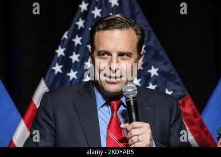 Las Vegas, Usa. 08.. November 2022. Der Kandidat des republikanischen Senats von Nevada, Adam Laxalt, spricht in der Nacht zur Halbzeitwahl mit Unterstützern in Las Vegas. Kredit: SOPA Images Limited/Alamy Live Nachrichten Stockfoto