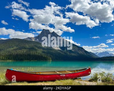 Der Blick auf ein Kanu am Emerald Seeufer vor den Bergen in British Columbia Stockfoto