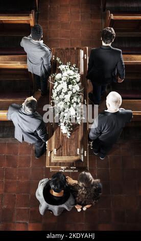 Beerdigung, Sarg und Familie Trauer Tod eines geliebten Menschen, Tod und tragen Holzschatulle in der Kirche für Glauben wecken, Lobrede und Denkmal. Palmträger Stockfoto