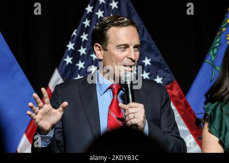 Las Vegas, Usa. 08.. November 2022. Der Kandidat des republikanischen Senats von Nevada, Adam Laxalt, spricht in der Nacht zur Halbzeitwahl mit Unterstützern in Las Vegas. (Foto von Brett Forrest/SOPA Images/Sipa USA) Quelle: SIPA USA/Alamy Live News Stockfoto