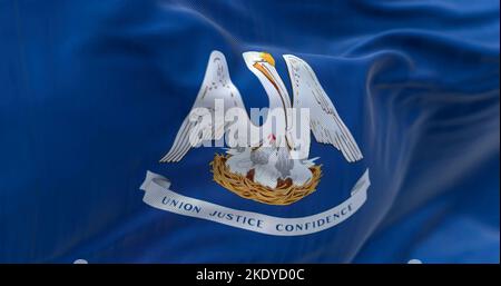 Nahaufnahme der im Wind winkenden Staatsflagge von Louisiana. Louisiana ist ein föderierter Staat der Vereinigten Staaten von Amerika. Texturierter Rückenstoff Stockfoto