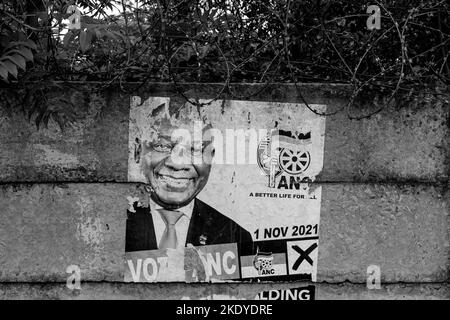 Verblassende ANC-Wahlplakate sind am 7. Oktober 2022 an einer Wand in EMBO Township in Südafrika zu sehen. © Rogan Ward 2022 Stockfoto