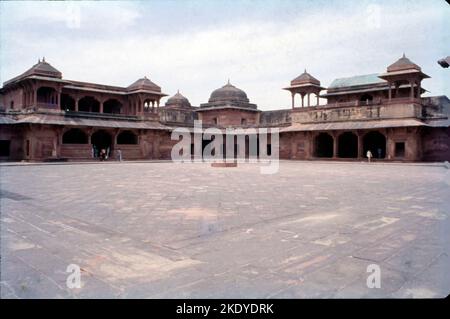 Fatehpur Sikri, eine Stadt, die überwiegend aus rotem Sandstein besteht und 37 km von Agra entfernt liegt, wurde vom Moghul-Kaiser Jalal-ud-din Mohammad Akbar zu Ehren des großen Sufi-heiligen Scheich Salim Chisti erbaut; Seine Pracht und Einzigartigkeit bietet ein schönes Beispiel für die architektonische Finesse des Imperators. Erbaut in der zweiten Hälfte des 16.. Jahrhunderts durch den Kaiser Akbar, Fatehpur Sikri (die Stadt des Sieges) war die Hauptstadt des Mogulreiches für nur etwa 10 Jahre. Stockfoto