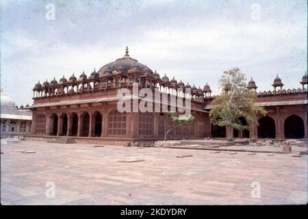 Fatehpur Sikri, eine Stadt, die überwiegend aus rotem Sandstein besteht und 37 km von Agra entfernt liegt, wurde vom Moghul-Kaiser Jalal-ud-din Mohammad Akbar zu Ehren des großen Sufi-heiligen Scheich Salim Chisti erbaut; Seine Pracht und Einzigartigkeit bietet ein schönes Beispiel für die architektonische Finesse des Imperators. Erbaut in der zweiten Hälfte des 16.. Jahrhunderts durch den Kaiser Akbar, Fatehpur Sikri (die Stadt des Sieges) war die Hauptstadt des Mogulreiches für nur etwa 10 Jahre. Stockfoto