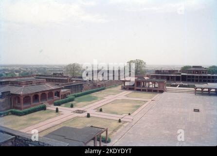 Fatehpur Sikri, eine Stadt, die überwiegend aus rotem Sandstein besteht und 37 km von Agra entfernt liegt, wurde vom Moghul-Kaiser Jalal-ud-din Mohammad Akbar zu Ehren des großen Sufi-heiligen Scheich Salim Chisti erbaut; Seine Pracht und Einzigartigkeit bietet ein schönes Beispiel für die architektonische Finesse des Imperators. Erbaut in der zweiten Hälfte des 16.. Jahrhunderts durch den Kaiser Akbar, Fatehpur Sikri (die Stadt des Sieges) war die Hauptstadt des Mogulreiches für nur etwa 10 Jahre. Stockfoto