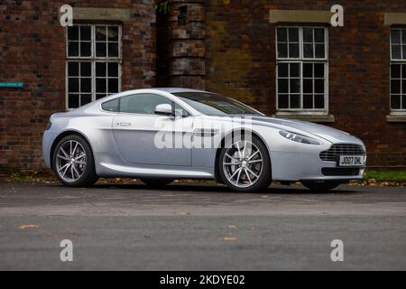 2009 Aston Martin V8 Vantage ‘JO07 DML’ auf der Scary Cars Assembly im Bicester Heritage Centre am 30.. Oktober 2022 zu sehen Stockfoto