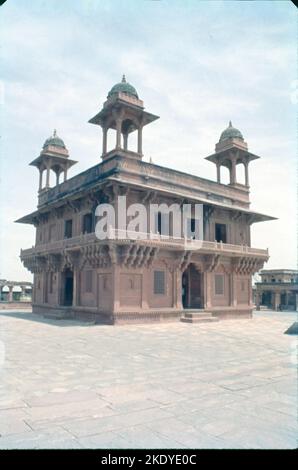 Fatehpur Sikri, eine Stadt, die überwiegend aus rotem Sandstein besteht und 37 km von Agra entfernt liegt, wurde vom Moghul-Kaiser Jalal-ud-din Mohammad Akbar zu Ehren des großen Sufi-heiligen Scheich Salim Chisti erbaut; Seine Pracht und Einzigartigkeit bietet ein schönes Beispiel für die architektonische Finesse des Imperators. Erbaut in der zweiten Hälfte des 16.. Jahrhunderts durch den Kaiser Akbar, Fatehpur Sikri (die Stadt des Sieges) war die Hauptstadt des Mogulreiches für nur etwa 10 Jahre. Stockfoto