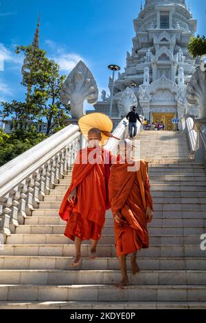 Zwei buddhistische Mönche steigen die Treppe von Phnom Preah hinunter und erreichen Troap am Oudong Tempel in der Provinz Kandal in der Nähe von Phnom Penh, Kambodscha. Stockfoto