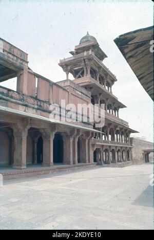 Fatehpur Sikri, eine Stadt, die überwiegend aus rotem Sandstein besteht und 37 km von Agra entfernt liegt, wurde vom Moghul-Kaiser Jalal-ud-din Mohammad Akbar zu Ehren des großen Sufi-heiligen Scheich Salim Chisti erbaut; Seine Pracht und Einzigartigkeit bietet ein schönes Beispiel für die architektonische Finesse des Imperators. Erbaut in der zweiten Hälfte des 16.. Jahrhunderts durch den Kaiser Akbar, Fatehpur Sikri (die Stadt des Sieges) war die Hauptstadt des Mogulreiches für nur etwa 10 Jahre. Stockfoto