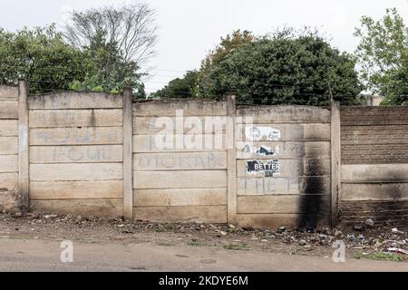 Verblassende ANC-Wahlplakate sind am 7. Oktober 2022 an einer Wand in EMBO Township in Südafrika zu sehen. © Rogan Ward 2022 Stockfoto