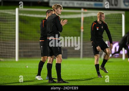 Andreas Speigelaere (25) von KMSK Deinze vor einem Fußballspiel zwischen KMSK Deinze und KAS Eupen während der Finalrunde 1/16 im Crocky Cup in der Saison 2022-2023, am Dienstag, den 7. November 2022 in Deinze, Belgien. FOTO STIJN AUDOOREN | SPORTPIX Stockfoto