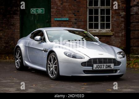 2009 Aston Martin V8 Vantage ‘JO07 DML’ auf der Scary Cars Assembly im Bicester Heritage Centre am 30.. Oktober 2022 zu sehen Stockfoto