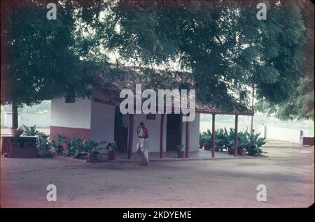 Der Sabarmati-Ashram in Ahmedabad war einer der Residenzen von Mahatma Gandhi. Es liegt am Ufer des Sabarmati-Flusses in Ahmedabad. Gandhiji und seine Frau Kasturba lebten hier von 1917 und 1930. Stockfoto