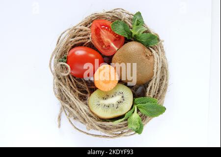 Zusammensetzung von Obst und Gemüse mit Weidenkorb. Stockfoto