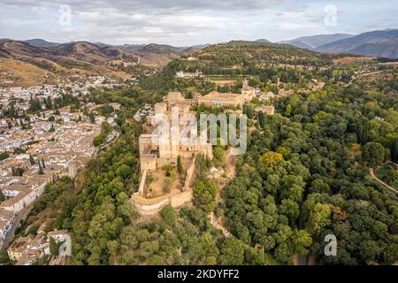 Die Drohnenaufnahme der berühmten Alhambra de Granada, Andalusien, Spanien. Die Alhambra ist ein Palast- und Festungskomplex in Granada. Stockfoto