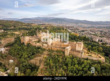 Die Drohnenaufnahme der berühmten Alhambra de Granada, Andalusien, Spanien. Die Alhambra ist ein Palast- und Festungskomplex in Granada. Stockfoto