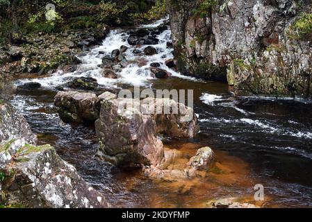 Der Fluss Nevis, an den Lower Falls in Glen Nevis, in der Nähe von Fort William, Schottische Highlands Stockfoto