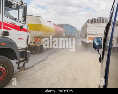 Stau auf der Autobahn A104, die Nairobi und Mombasa in Kenia verbindet, unter den zehn gefährlichsten Straßen der Welt Stockfoto